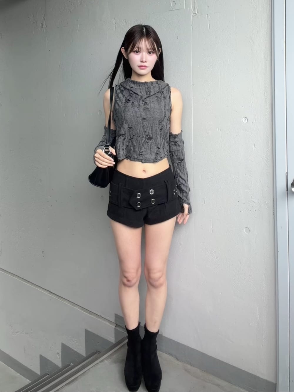 ブラック系のパンツ、グレー系のTシャツ/カットソーを着用したレディースの秋コーディネートの2枚目の写真