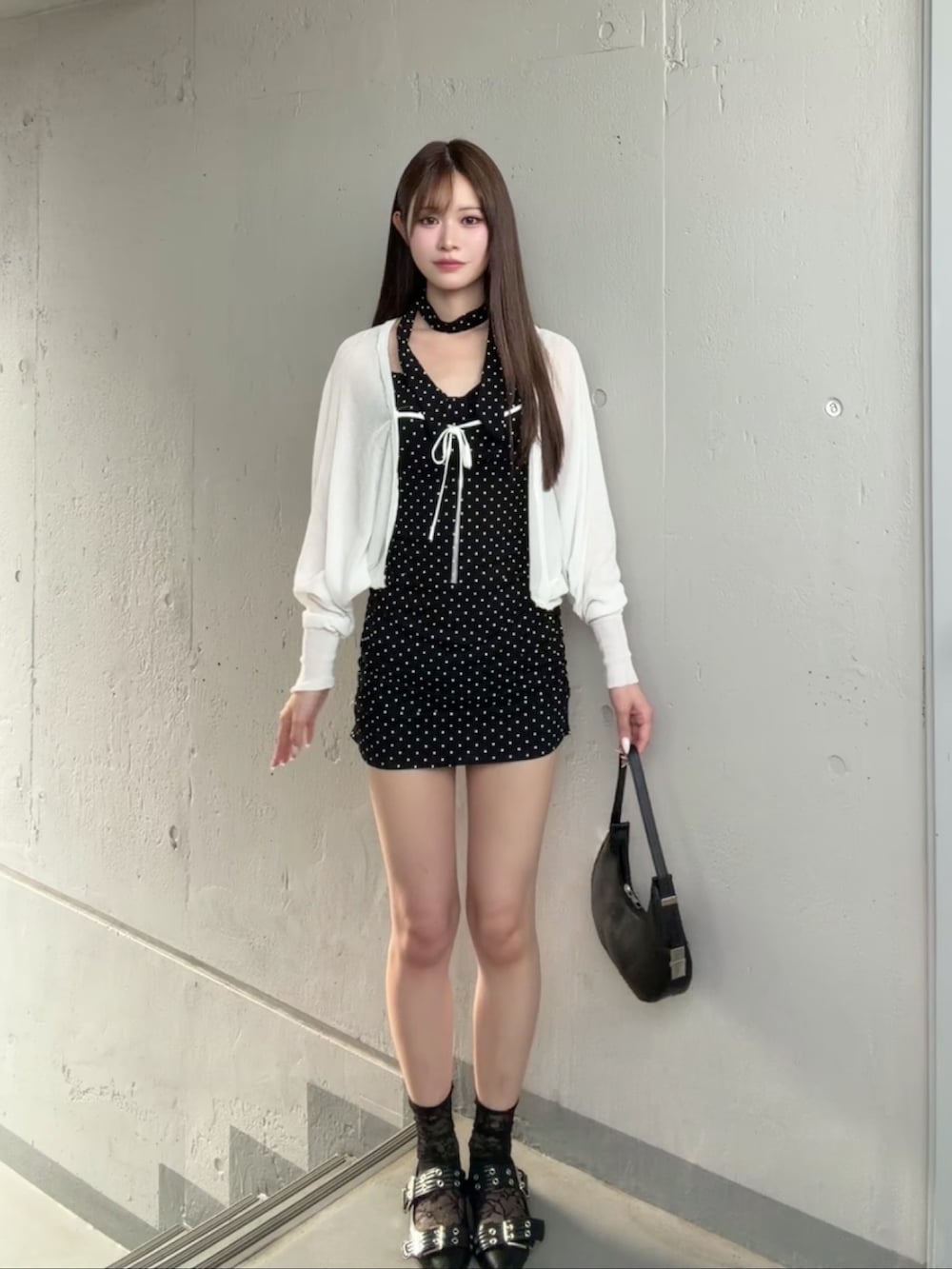 ブラック系のワンピースを着用したレディースの夏コーディネートの2枚目の写真
