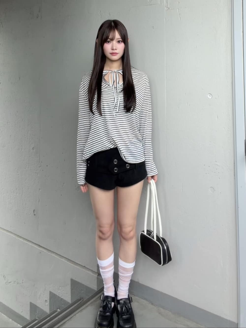 ブラック系のスウェットパンツ、ブラック系のTシャツ/カットソーを着用したレディースの秋コーディネートの2枚目の写真