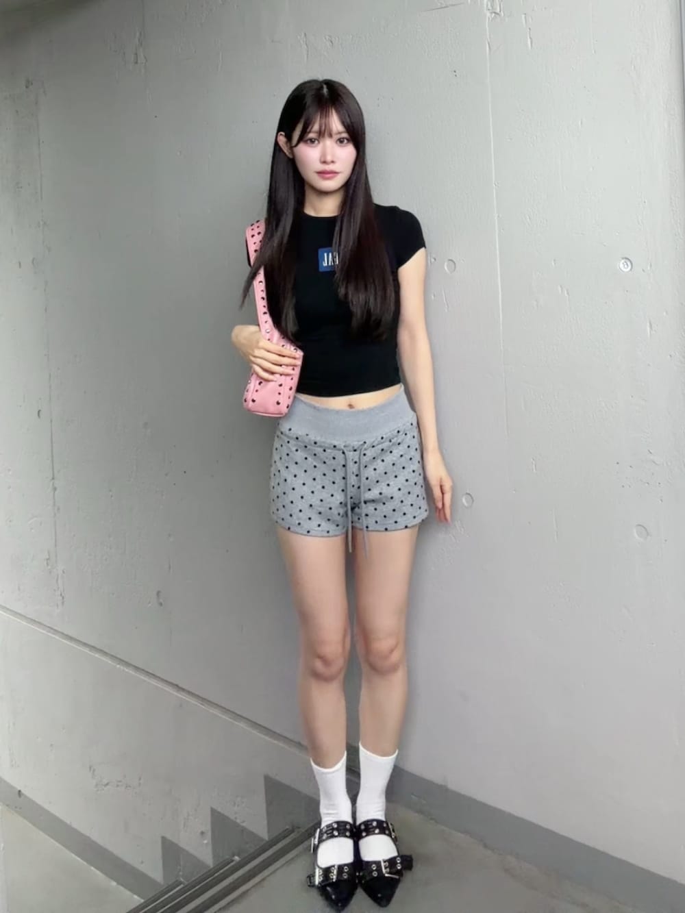 グレー系のスウェットパンツ、ブラック系のTシャツ/カットソー、ピンク系のショルダーバッグを着用したレディースの秋コーディネートの2枚目の写真