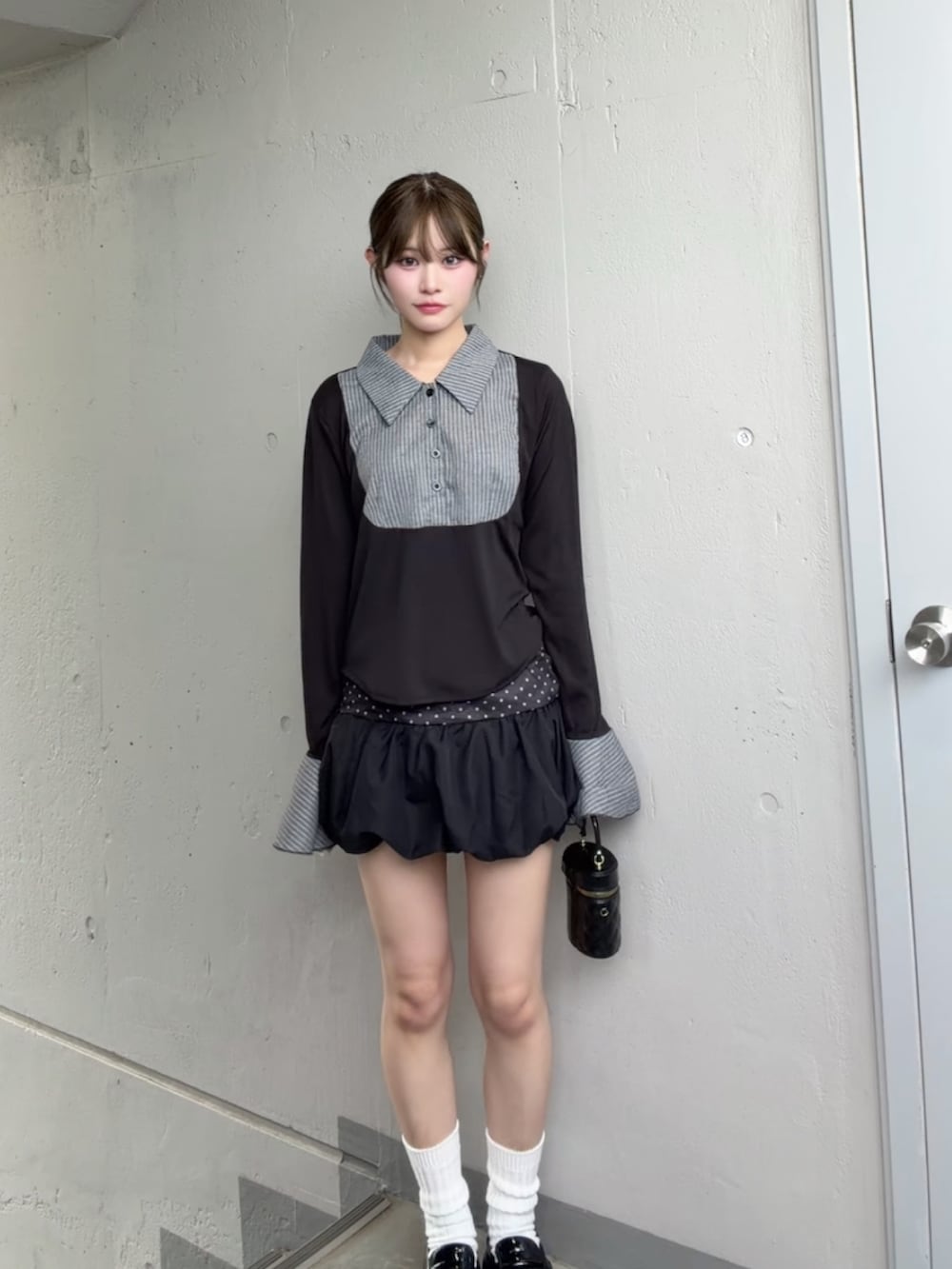 ブラック系のシャツ/ブラウス、ブラック系のスカートを着用したレディースの夏コーディネートの2枚目の写真