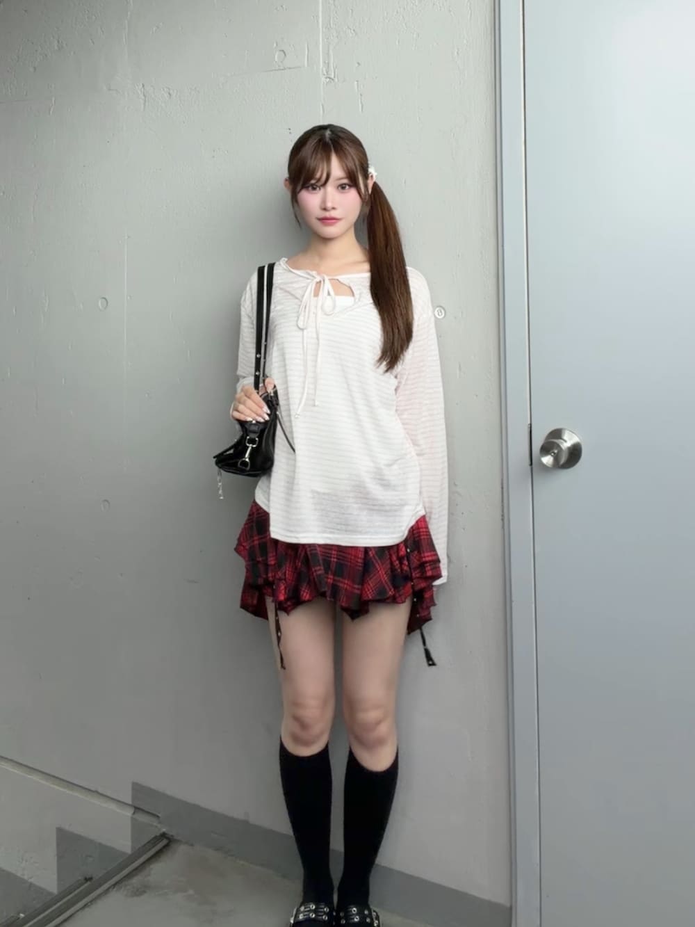 ピンク系のTシャツ/カットソー、レッド系のスカートを着用したレディースの夏コーディネートの2枚目の写真