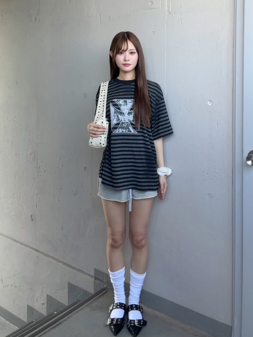 ブラック系のTシャツ/カットソー、グレー系のスウェットパンツ、ホワイト系のショルダーバッグを着用したレディースの夏コーディネートの2枚目の写真