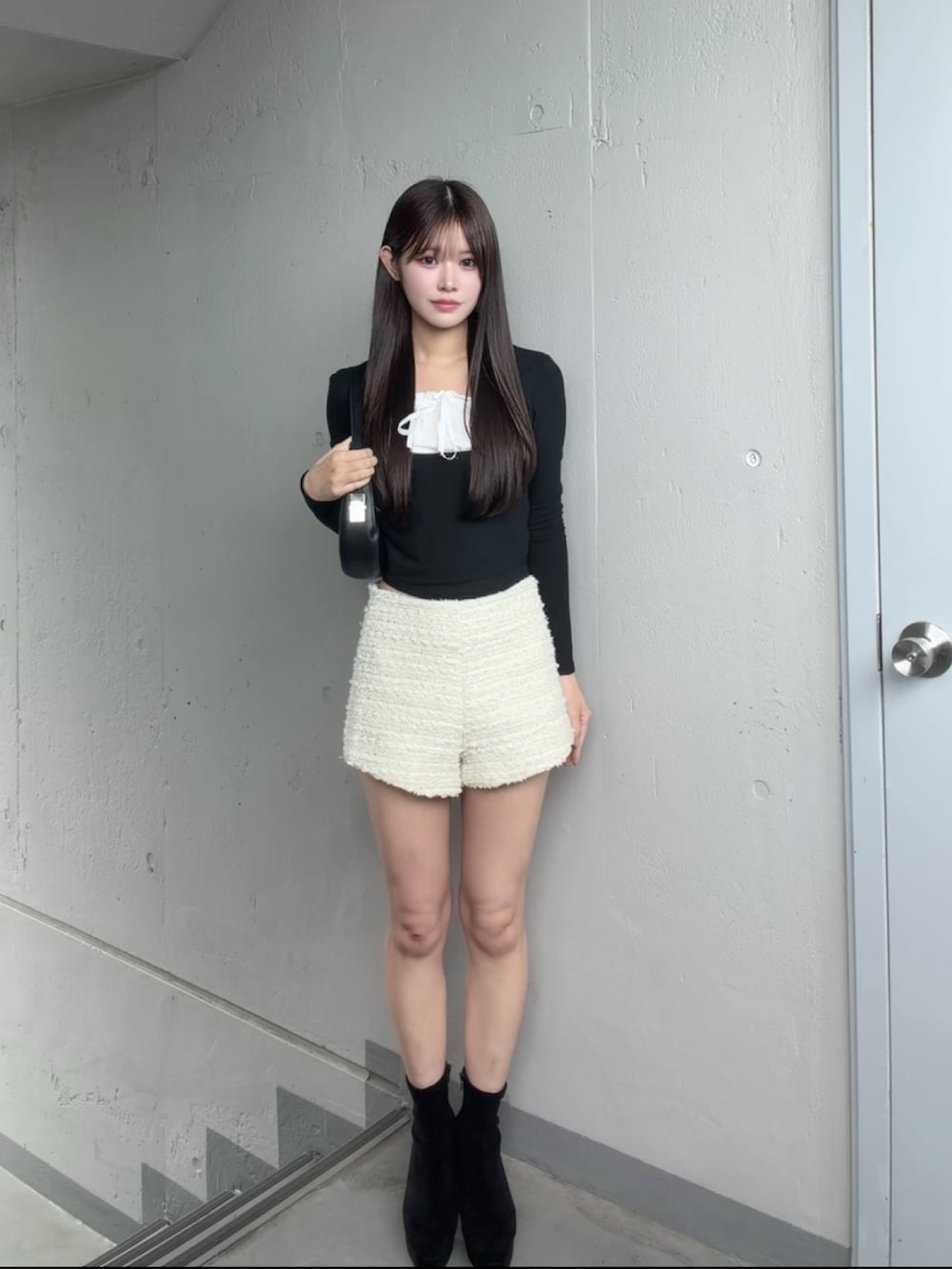 ホワイト系のその他パンツ、ブラック系のシャツ/ブラウスを着用したレディースの秋コーディネートの2枚目の写真