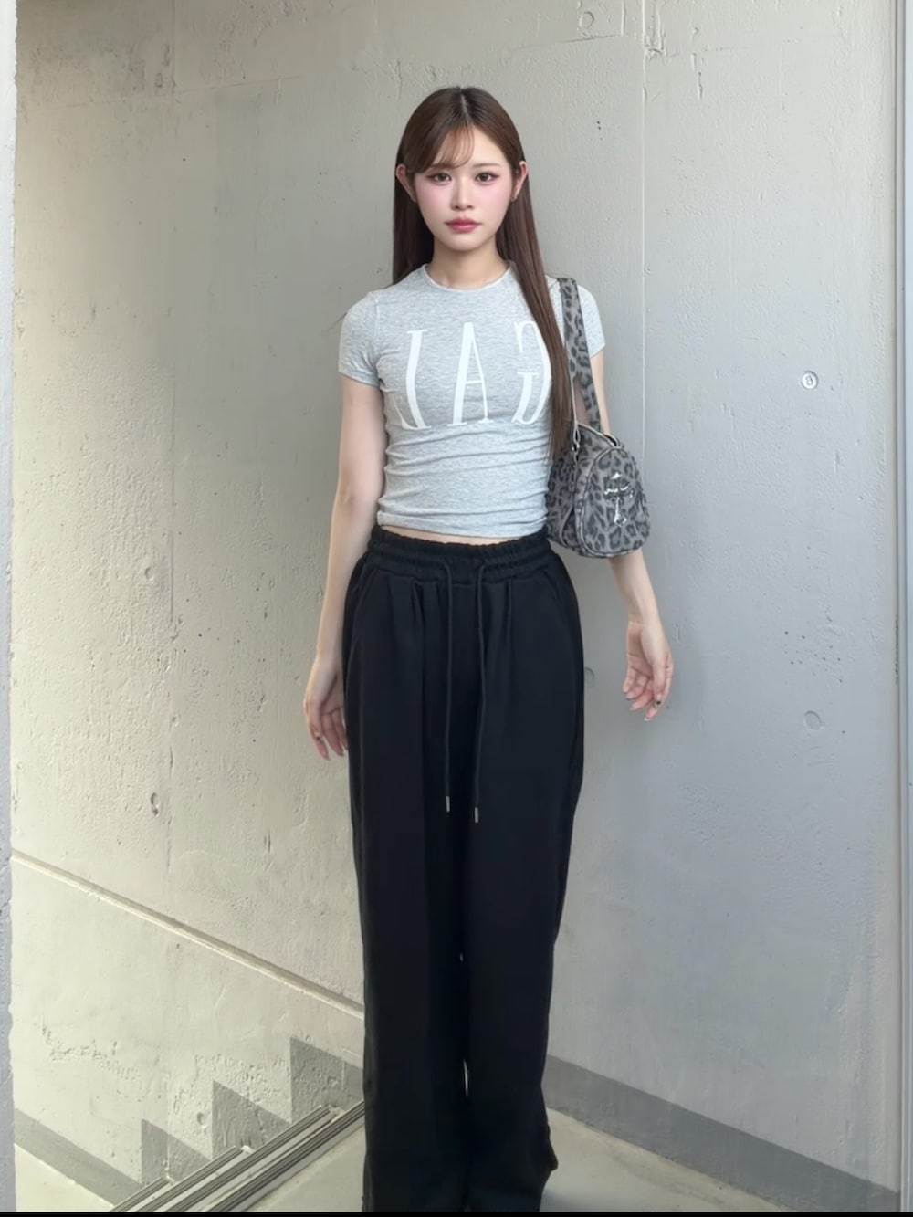 ブラック系のスウェットパンツ、グレー系のTシャツ/カットソー、その他のショルダーバッグを着用したレディースの夏コーディネートの2枚目の写真