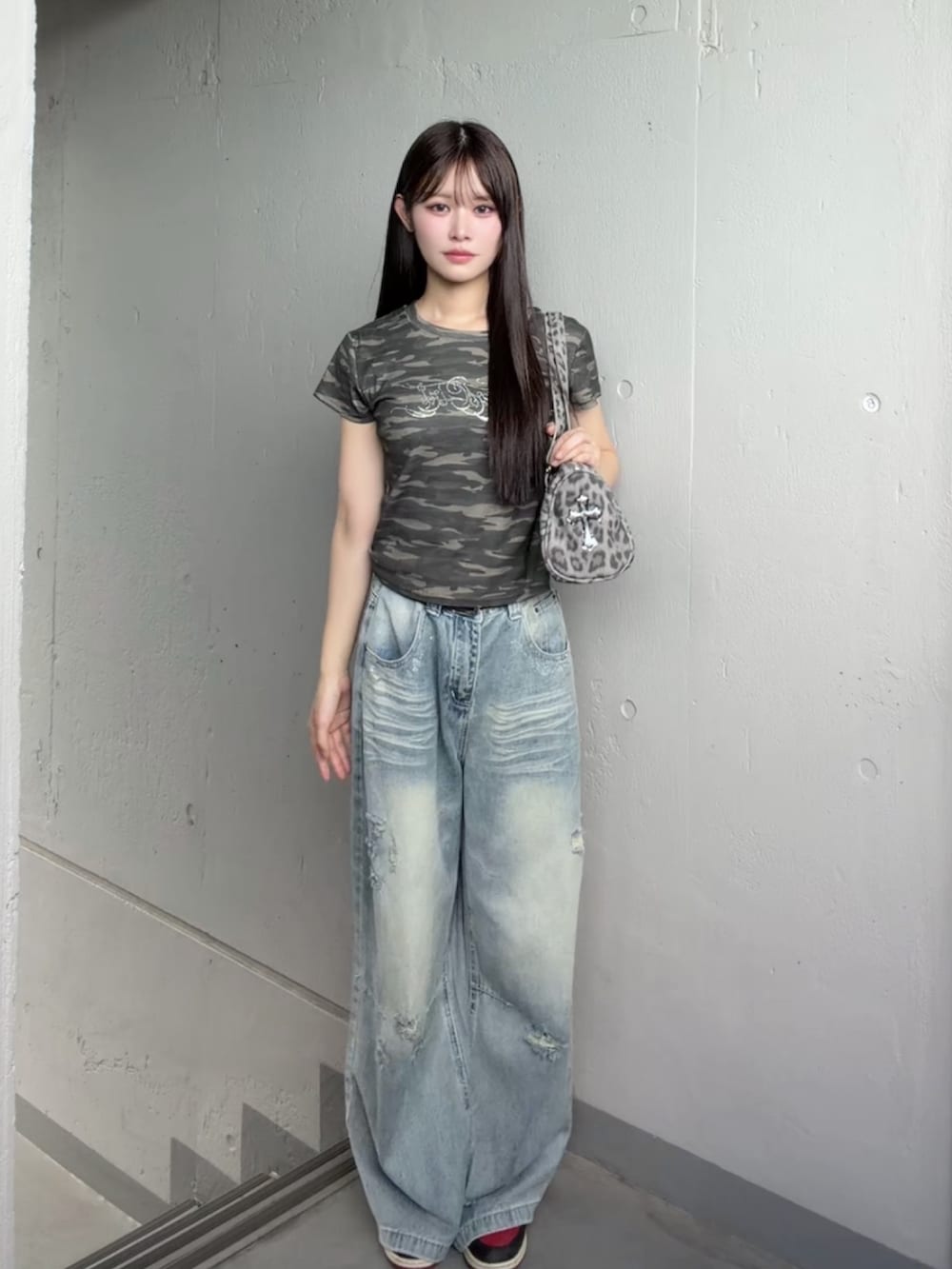 ブルー系のデニムパンツ、その他のTシャツ/カットソーを着用したレディースの秋コーディネートの2枚目の写真