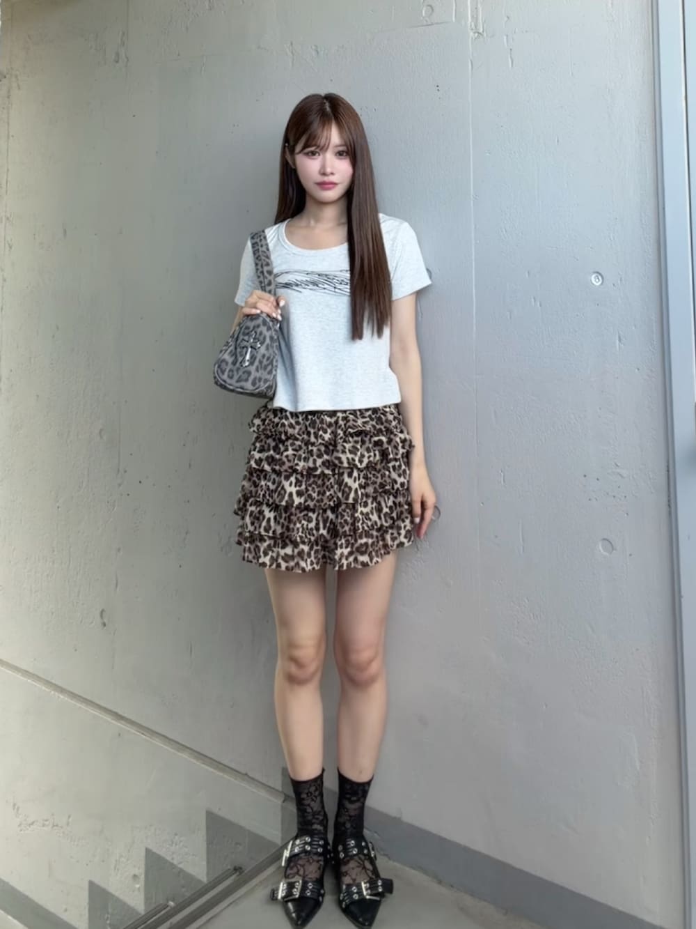 グレー系のTシャツ/カットソー、その他のショルダーバッグ、その他のスカートを着用したレディースの夏コーディネートの2枚目の写真
