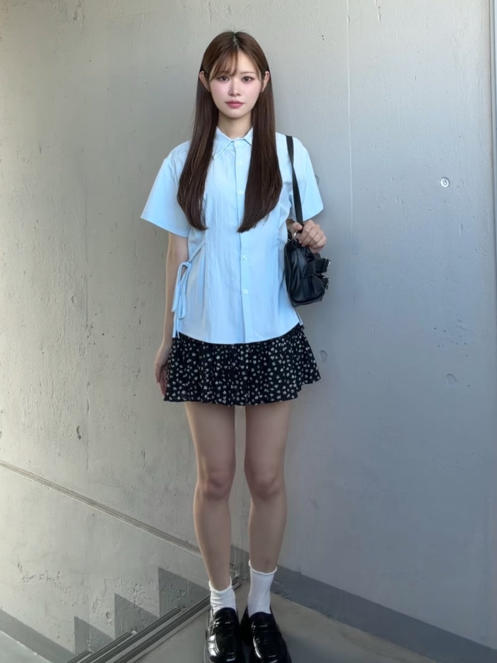 ブルー系のシャツ/ブラウス、ブラック系のスカートを着用したレディースの夏コーディネートの2枚目の写真