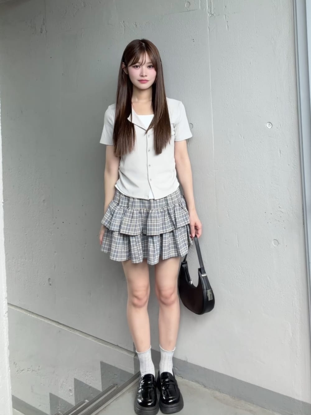 ブルー系のスカート、グレー系のシャツ/ブラウスを着用したレディースの夏コーディネートの2枚目の写真