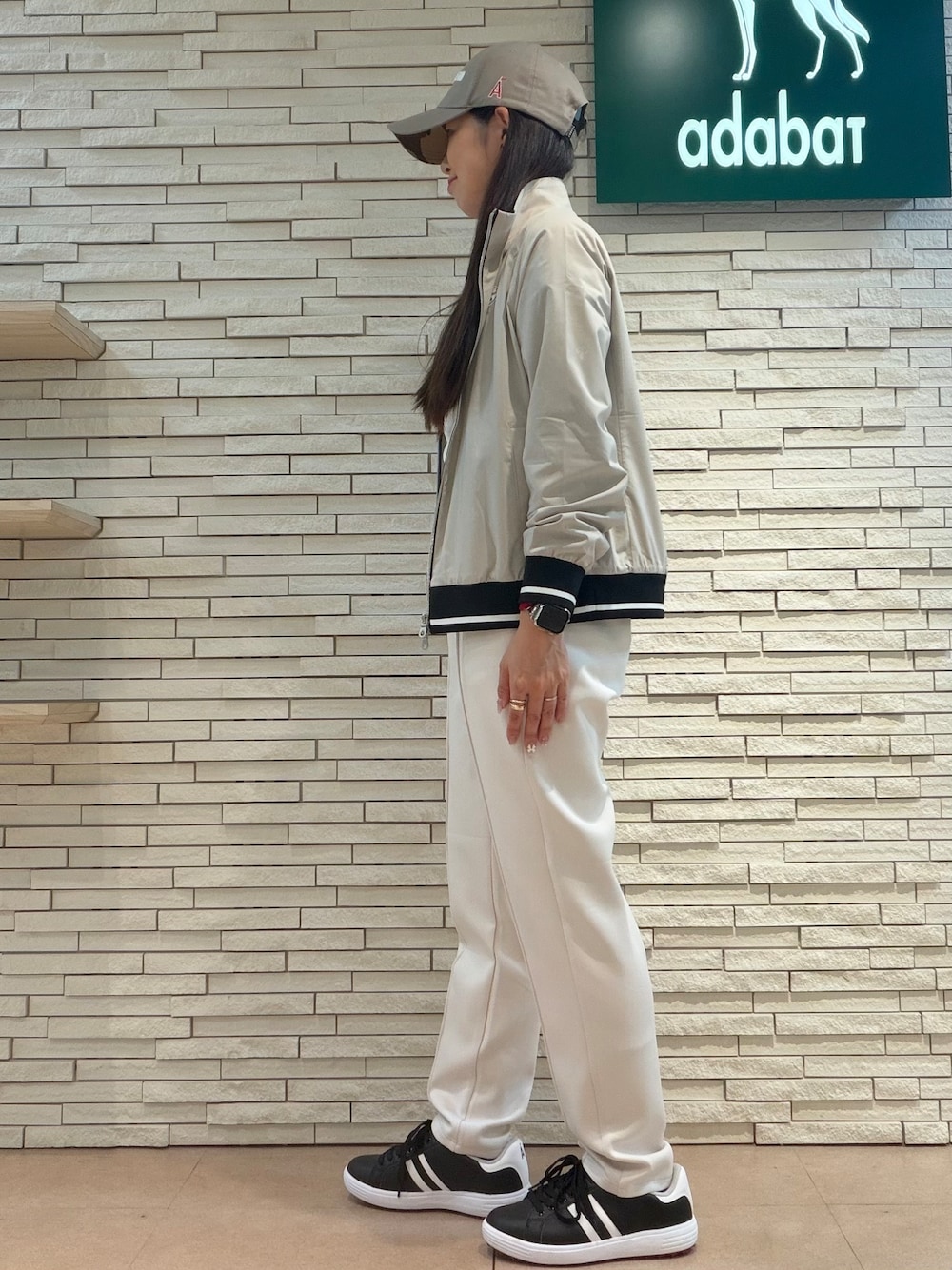 ホワイト系のTシャツ/カットソー、ホワイト系のその他パンツ、ベージュ系のブルゾンを着用したレディースの秋コーディネートの2枚目の写真