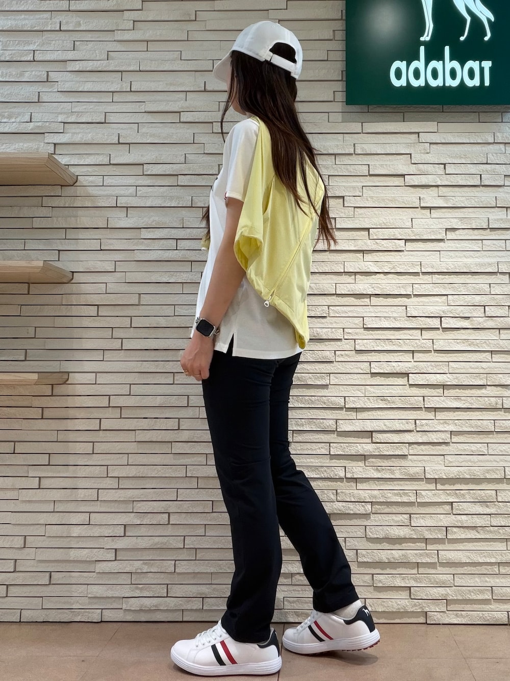 ホワイト系のTシャツ/カットソー、ブルー系のその他パンツ、イエロー系のブルゾンを着用したレディースの夏コーディネートの2枚目の写真