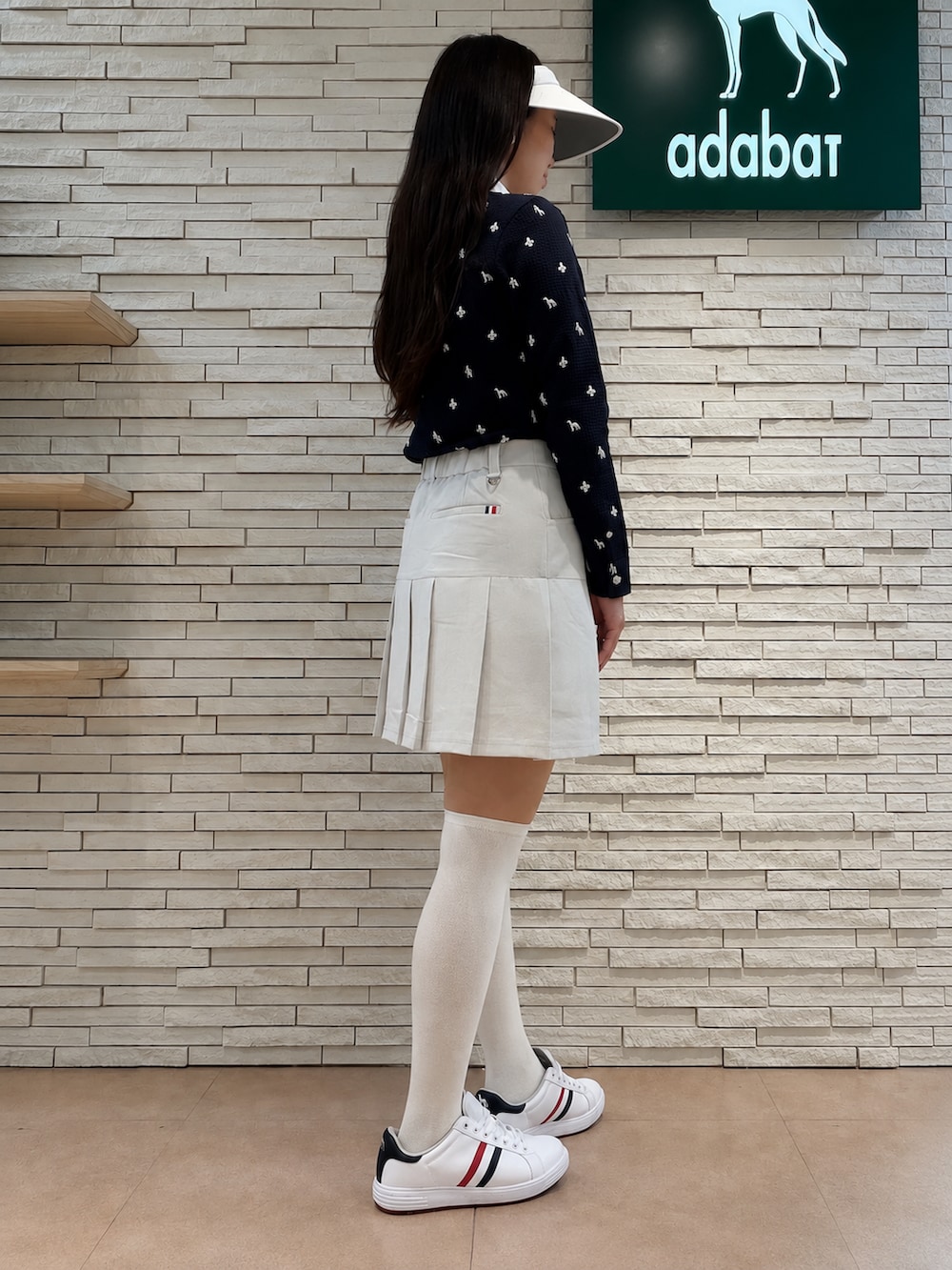 ブルー系のTシャツ/カットソー、グレー系のスカート、ブルー系のトートバッグを着用したレディースの夏コーディネートの5枚目の写真