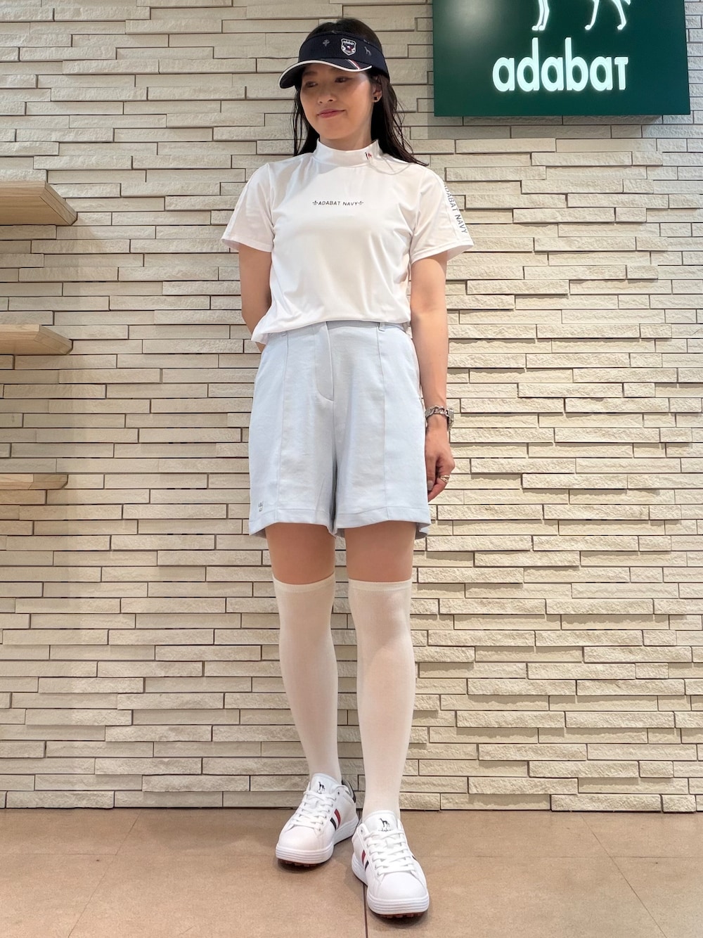 ホワイト系のTシャツ/カットソー、ブルー系のカーディガン/ボレロ、ブルー系のその他パンツを着用したレディースの夏コーディネートの5枚目の写真