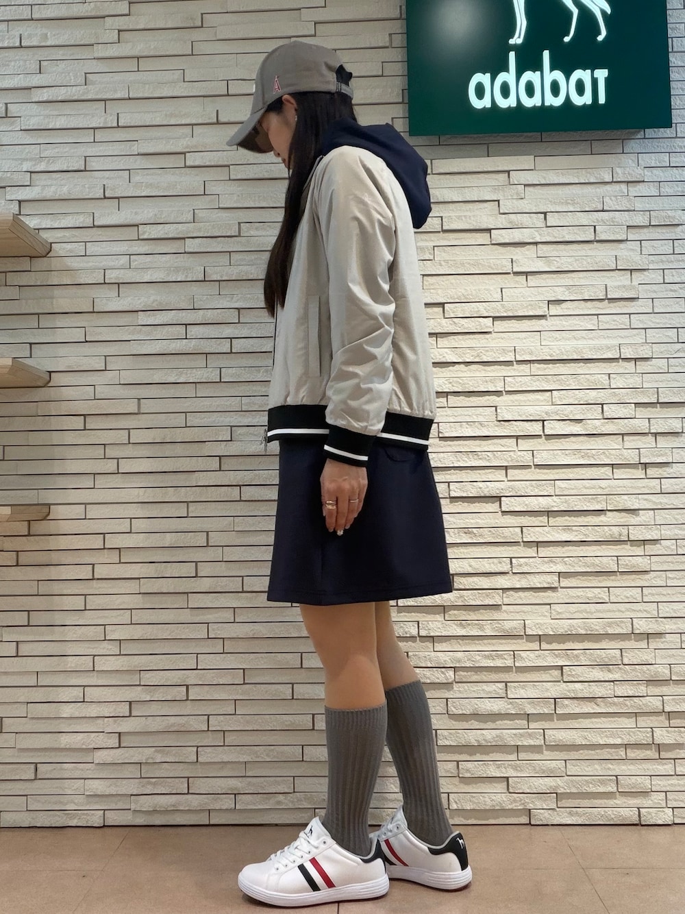 ホワイト系のTシャツ/カットソー、ブルー系のワンピース、ベージュ系のブルゾンを着用したレディースの秋コーディネートの2枚目の写真