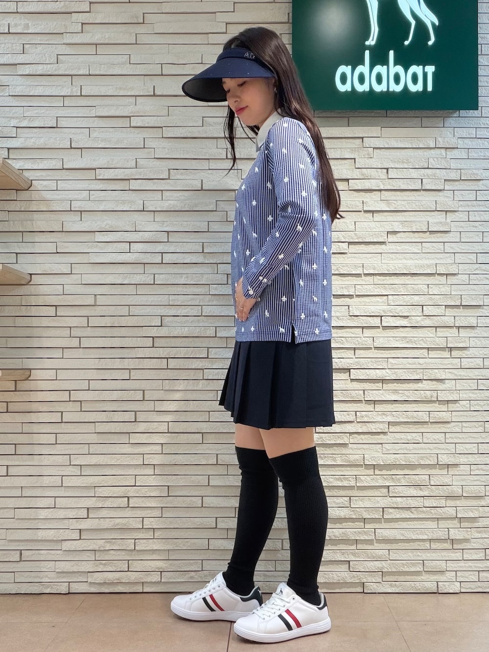 ホワイト系のTシャツ/カットソー、ブルー系のスカート、ブルー系のトートバッグを着用したレディースの夏コーディネートの2枚目の写真