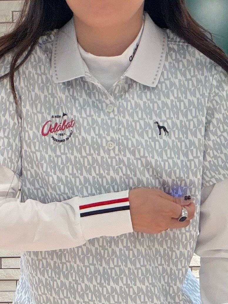 ホワイト系のTシャツ/カットソー、グレー系のポロシャツ、グレー系のスカートを着用したレディースの秋コーディネートの9枚目の写真