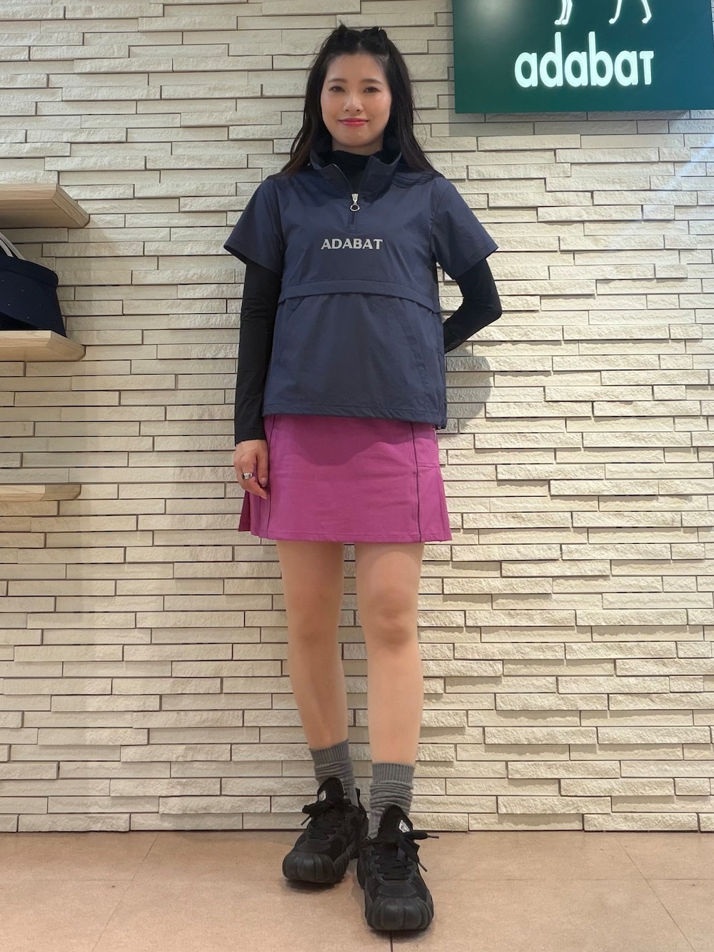 ブルー系のTシャツ/カットソー、ピンク系のスカート、ブルー系のショルダーバッグを着用したレディースの夏コーディネートの6枚目の写真