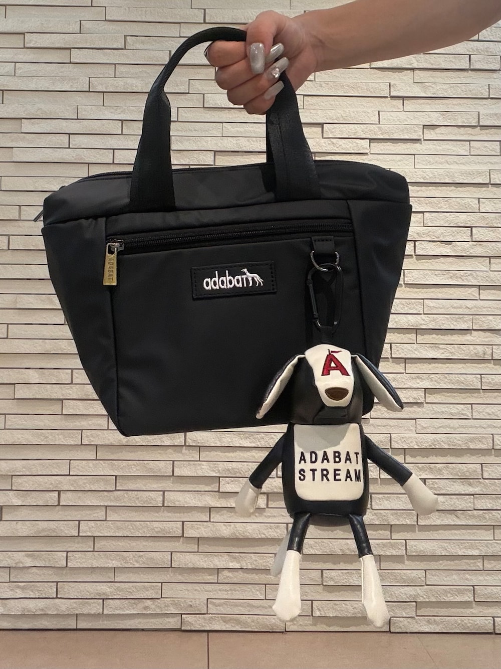ベージュ系のワンピース、ブラック系のキャップ、ブラック系のポーチを着用したレディースの夏コーディネートの6枚目の写真