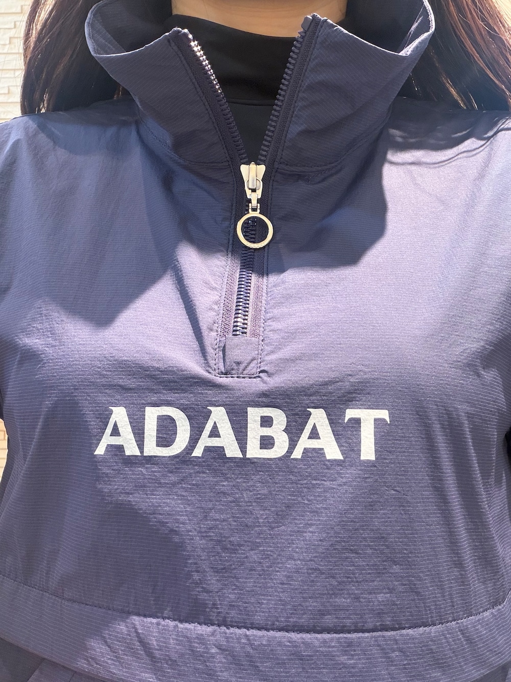 ブルー系のTシャツ/カットソー、ピンク系のスカート、ブルー系のショルダーバッグを着用したレディースの夏コーディネートの8枚目の写真