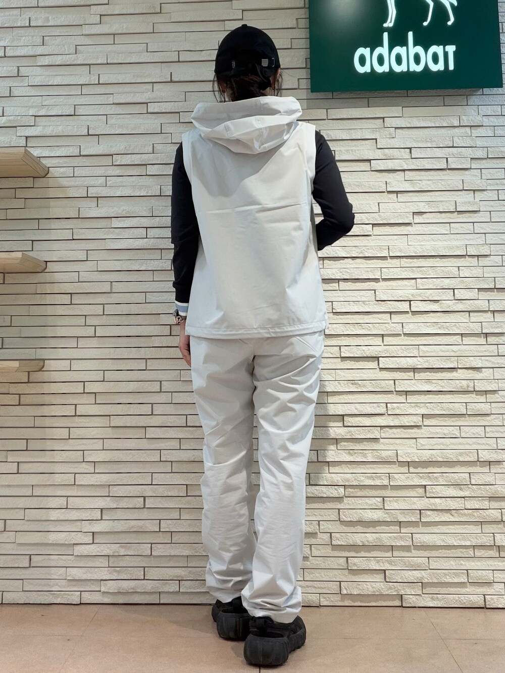 ブラック系のTシャツ/カットソー、グレー系のブルゾン、グレー系のその他パンツを着用したレディースの秋コーディネートの7枚目の写真