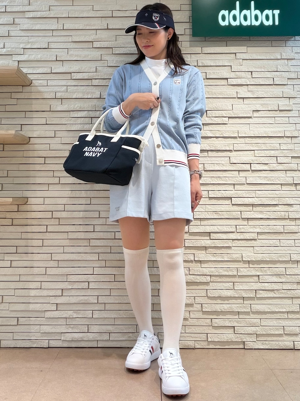 ホワイト系のTシャツ/カットソー、ブルー系のカーディガン/ボレロ、ブルー系のその他パンツを着用したレディースの夏コーディネートの2枚目の写真