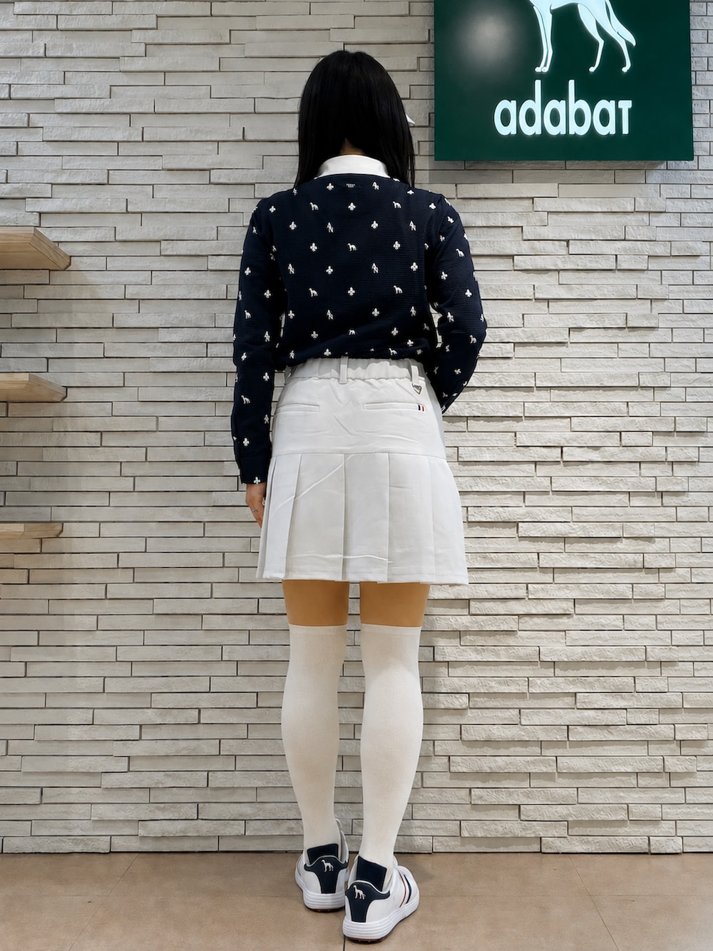 ブルー系のTシャツ/カットソー、グレー系のスカート、ブルー系のトートバッグを着用したレディースの夏コーディネートの6枚目の写真