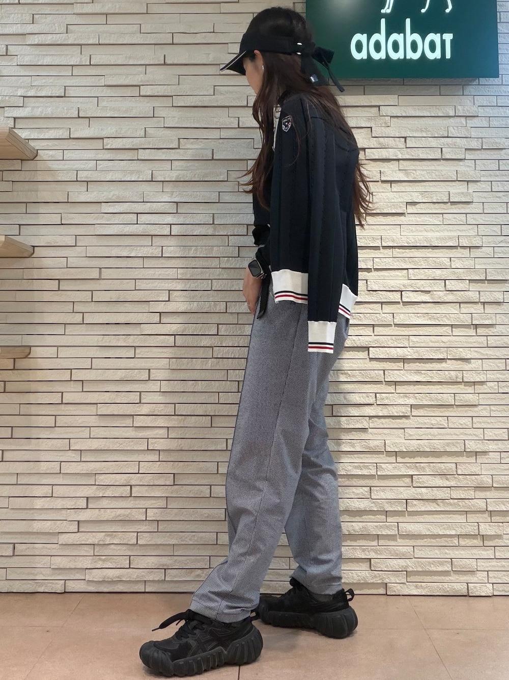 ブルー系のカーディガン/ボレロ、ブラック系のTシャツ/カットソー、ブラック系のその他パンツを着用したレディースの夏コーディネートの2枚目の写真