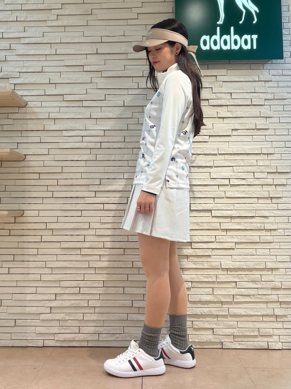 ベージュ系のTシャツ/カットソー、グレー系のスカート、ブルー系のトートバッグを着用したレディースの夏コーディネートの5枚目の写真