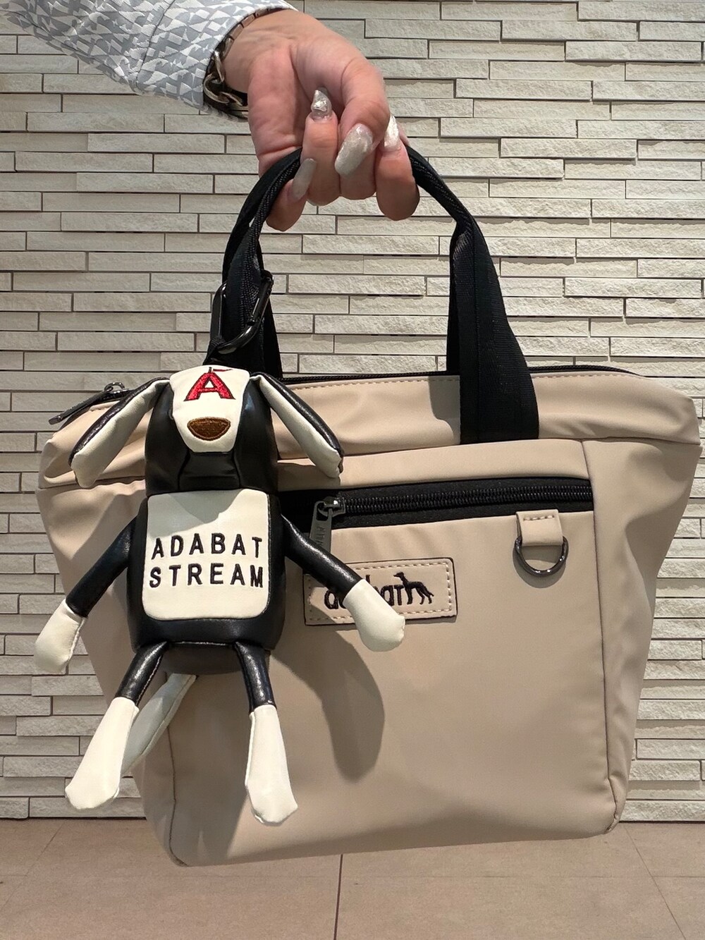 ベージュ系のその他パンツ、ベージュ系のハンドバッグ、ホワイト系のその他を着用したレディースの秋コーディネートの8枚目の写真