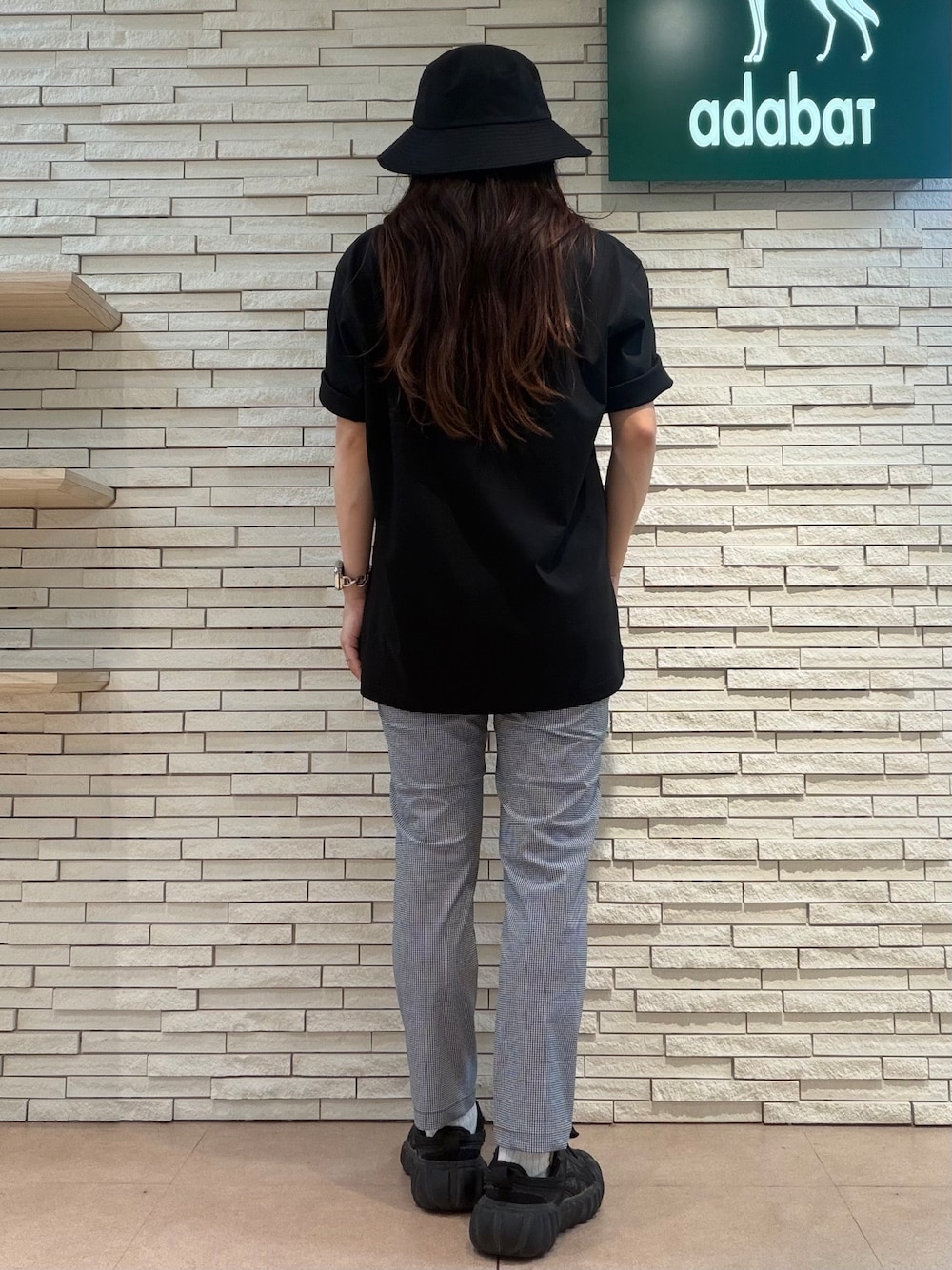ブラック系のTシャツ/カットソー、ブラック系のその他パンツ、ブラック系のハットを着用したレディースの夏コーディネートの3枚目の写真