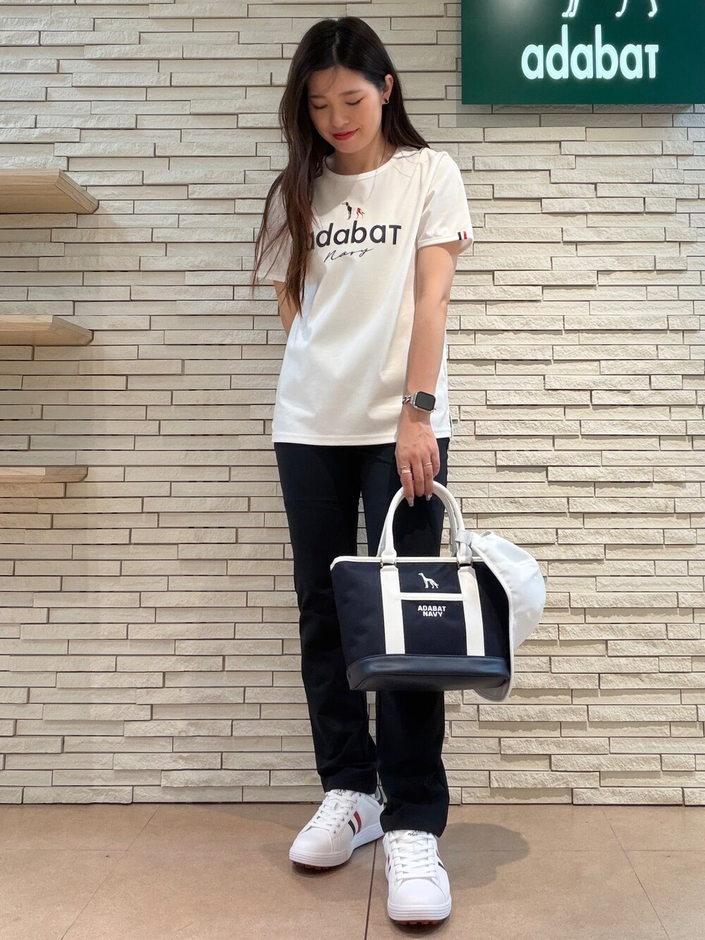 ホワイト系のTシャツ/カットソー、ブルー系のその他パンツ、イエロー系のブルゾンを着用したレディースの夏コーディネートの7枚目の写真