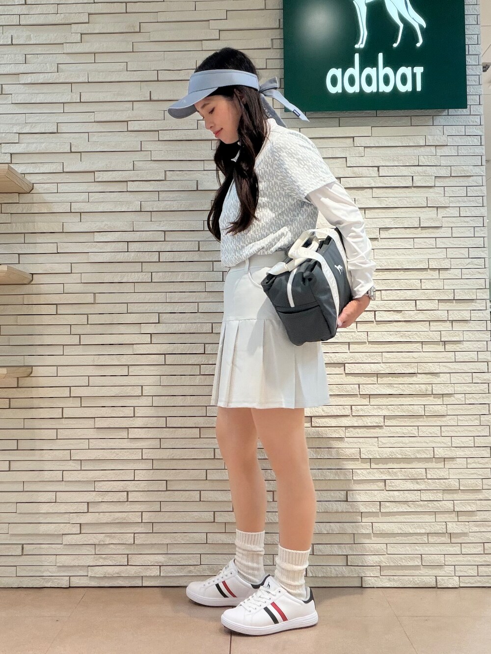 ホワイト系のTシャツ/カットソー、グレー系のポロシャツ、グレー系のブルゾンを着用したレディースの秋コーディネートの10枚目の写真