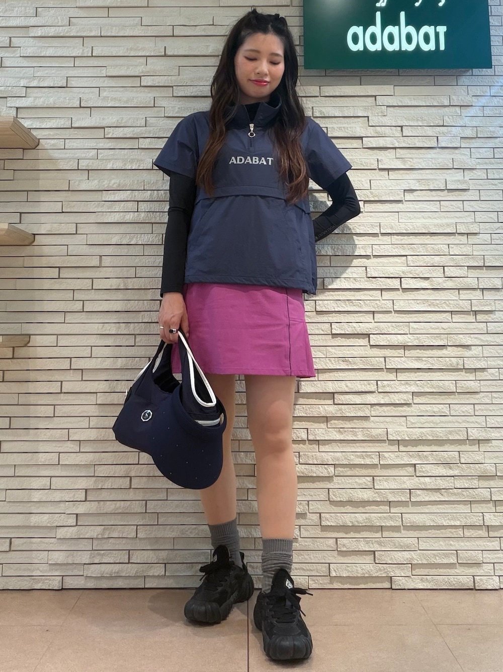 ブルー系のTシャツ/カットソー、ピンク系のスカート、ブルー系のショルダーバッグを着用したレディースの夏コーディネートの2枚目の写真