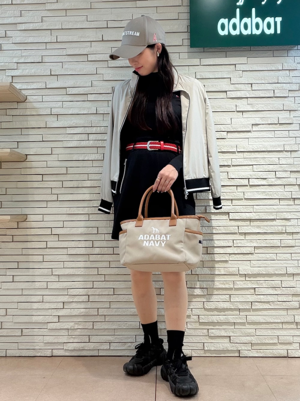 ベージュ系のブルゾン、ブラック系のTシャツ/カットソー、ブラック系のスカートを着用したレディースの秋コーディネートの5枚目の写真