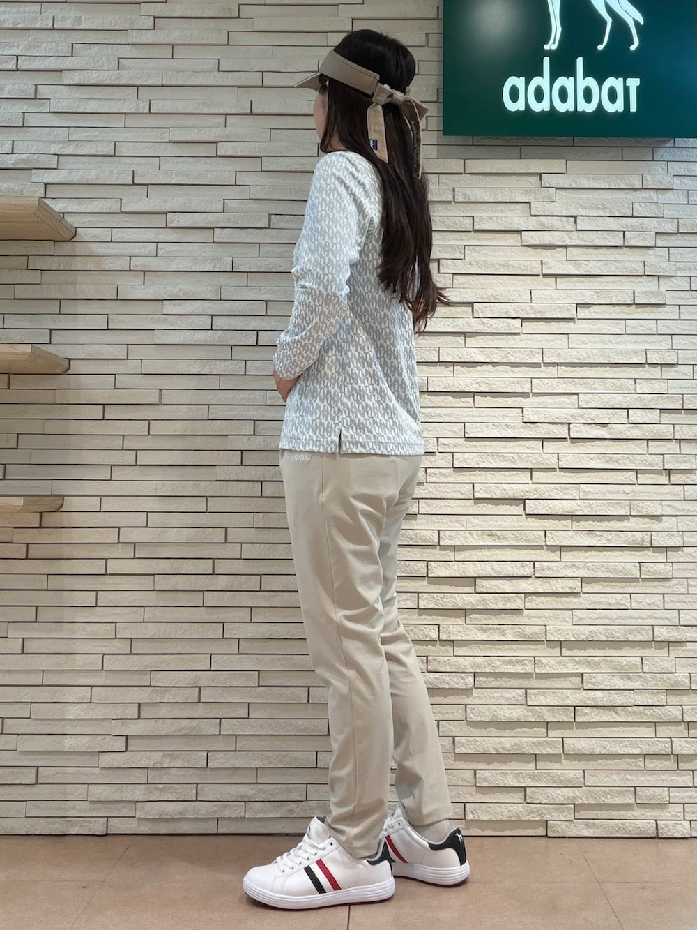 ベージュ系のその他パンツ、ベージュ系のハンドバッグ、ホワイト系のその他を着用したレディースの秋コーディネートの5枚目の写真