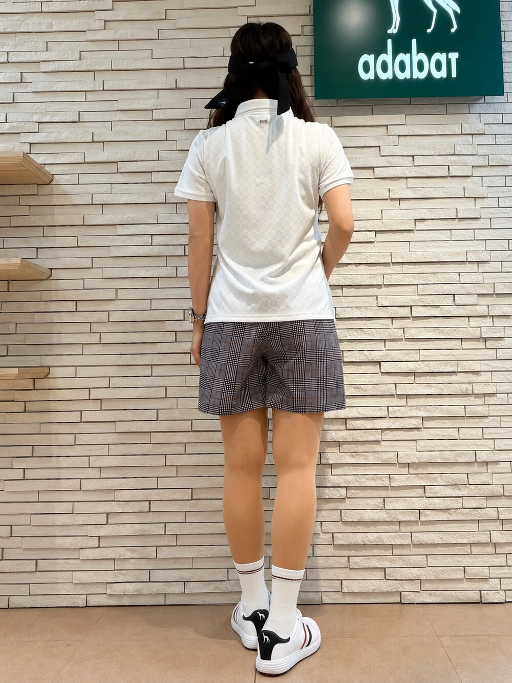 ホワイト系のポロシャツ、ホワイト系のカーディガン/ボレロ、グレー系のその他パンツを着用したレディースの夏コーディネートの5枚目の写真