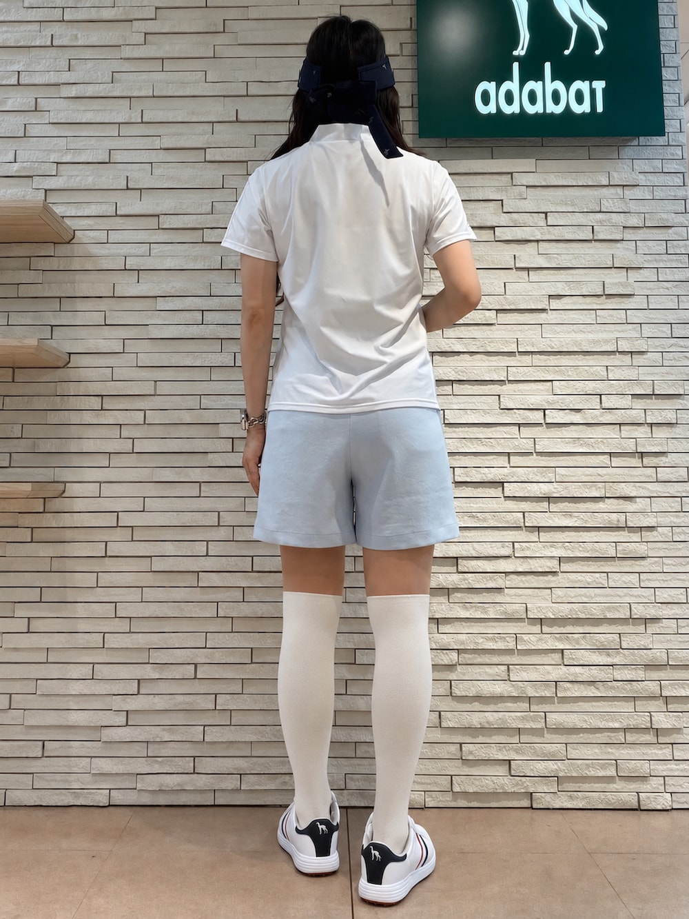 ホワイト系のTシャツ/カットソー、ブルー系のカーディガン/ボレロ、ブルー系のその他パンツを着用したレディースの夏コーディネートの7枚目の写真