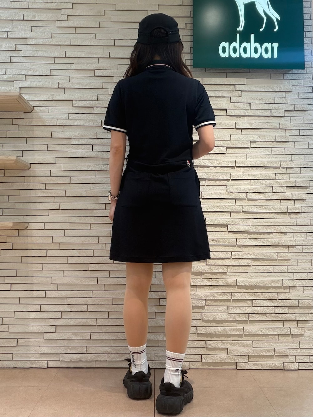 ブルー系のワンピース、ブラック系のトートバッグ、ブラック系のハットを着用したレディースの夏コーディネートの3枚目の写真
