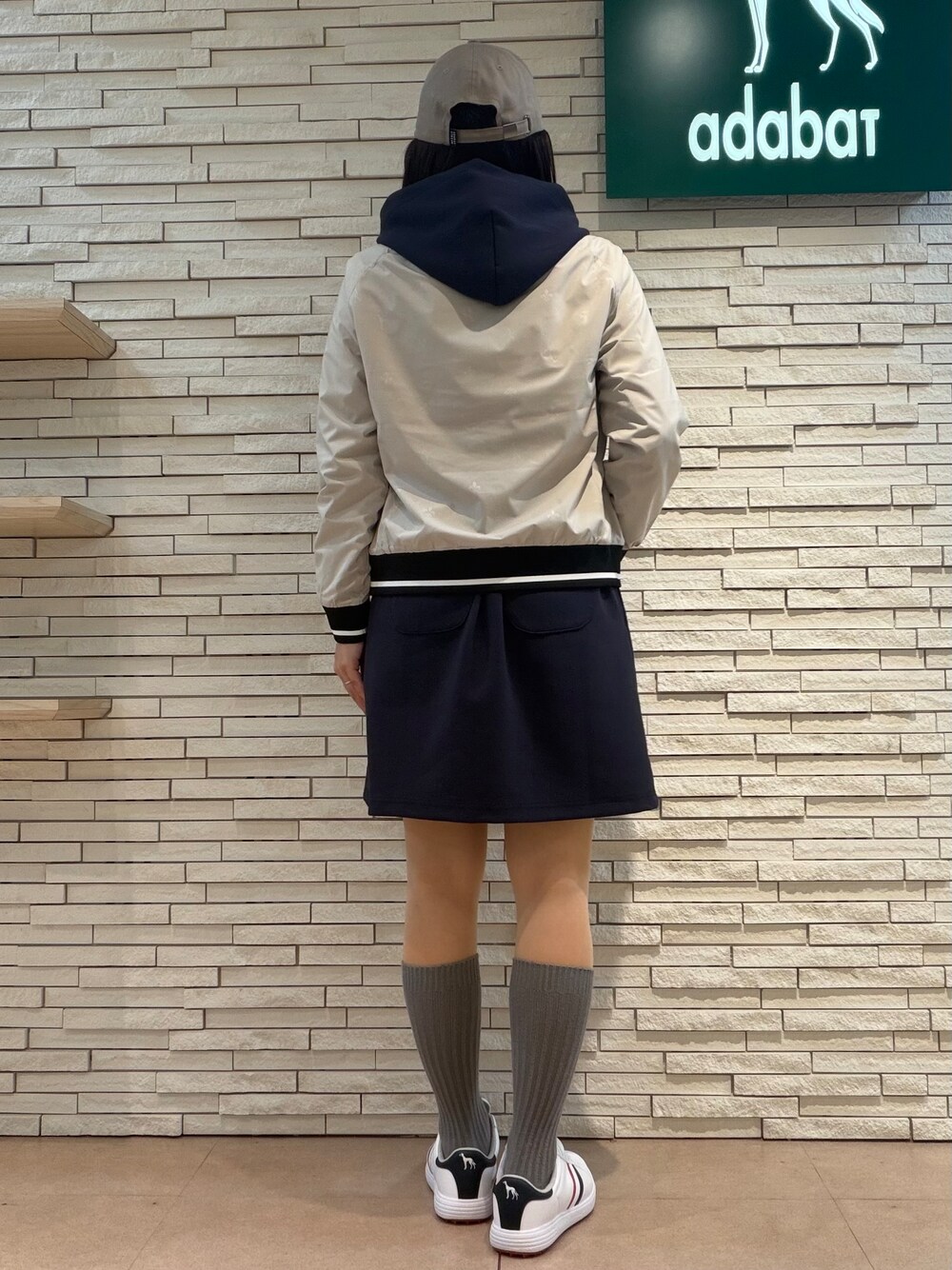 ホワイト系のTシャツ/カットソー、ブルー系のワンピース、ベージュ系のブルゾンを着用したレディースの秋コーディネートの6枚目の写真
