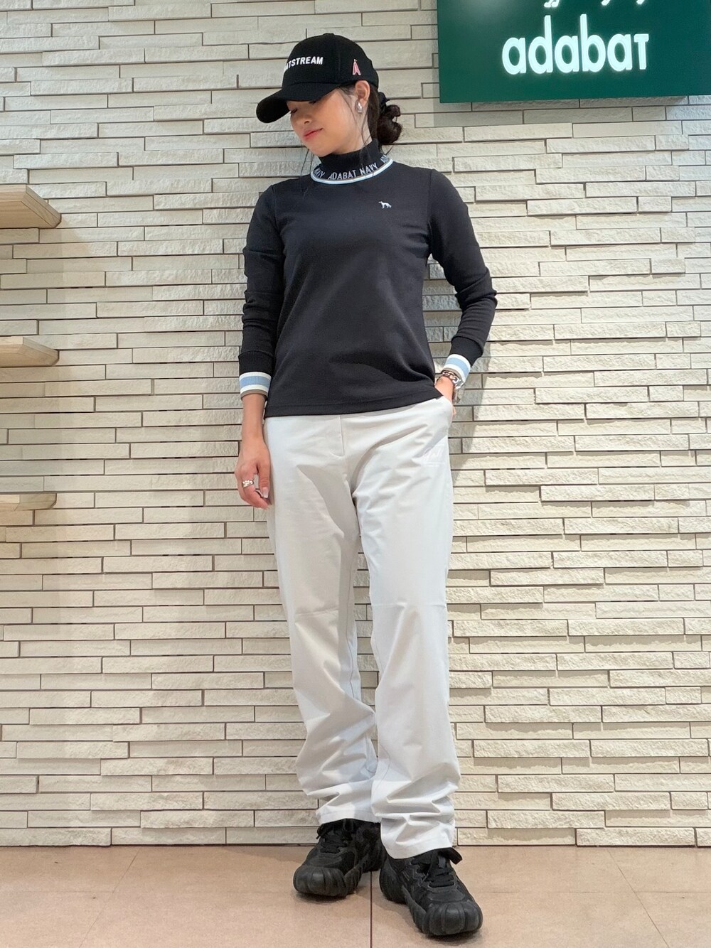 ブラック系のTシャツ/カットソー、グレー系のその他パンツ、ブラック系のキャップを着用したレディースの秋コーディネートの6枚目の写真