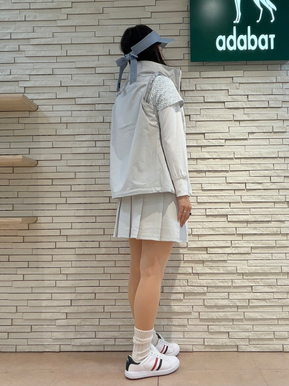 ホワイト系のTシャツ/カットソー、グレー系のポロシャツ、グレー系のブルゾンを着用したレディースの秋コーディネートの7枚目の写真