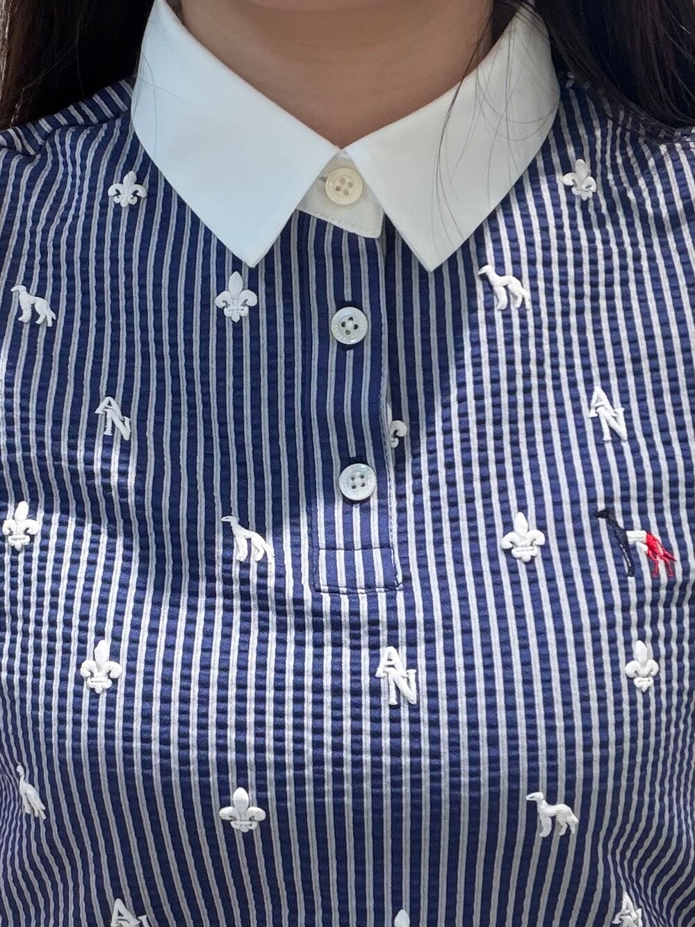 ホワイト系のTシャツ/カットソー、ブルー系のスカート、ブルー系のトートバッグを着用したレディースの夏コーディネートの7枚目の写真