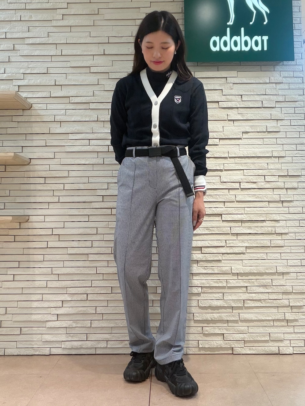 ブルー系のカーディガン/ボレロ、ブラック系のTシャツ/カットソー、ブラック系のその他パンツを着用したレディースの夏コーディネートの4枚目の写真