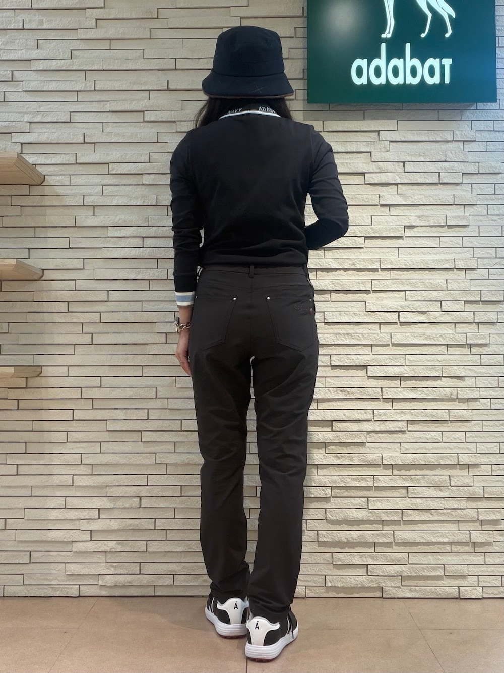 ブラック系のTシャツ/カットソー、ブラウン系のその他パンツ、ベージュ系のトートバッグを着用したレディースの夏コーディネートの3枚目の写真