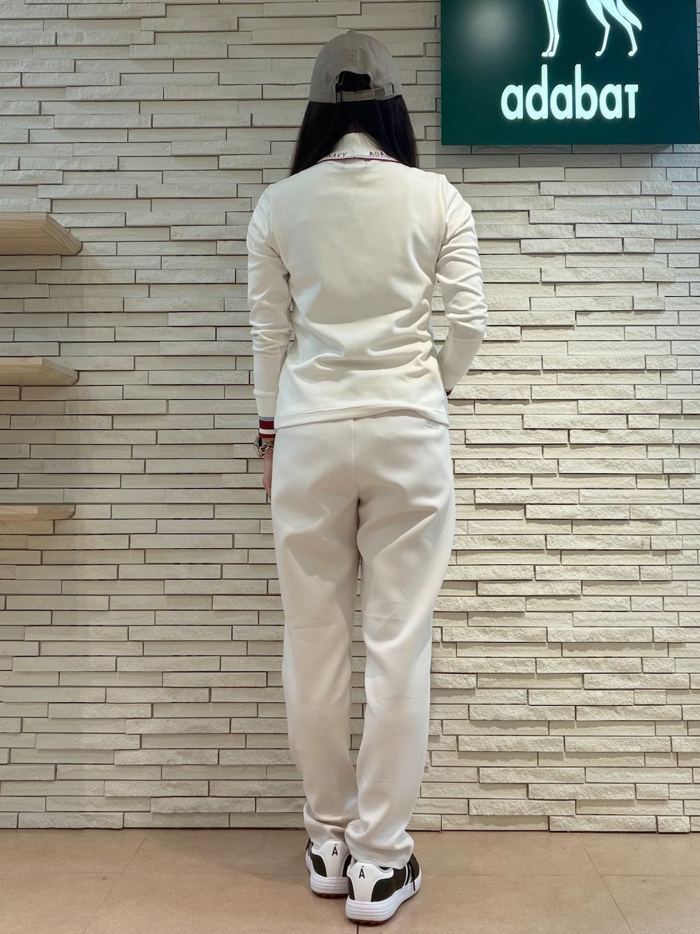 ホワイト系のTシャツ/カットソー、ホワイト系のその他パンツ、ベージュ系のブルゾンを着用したレディースの秋コーディネートの8枚目の写真