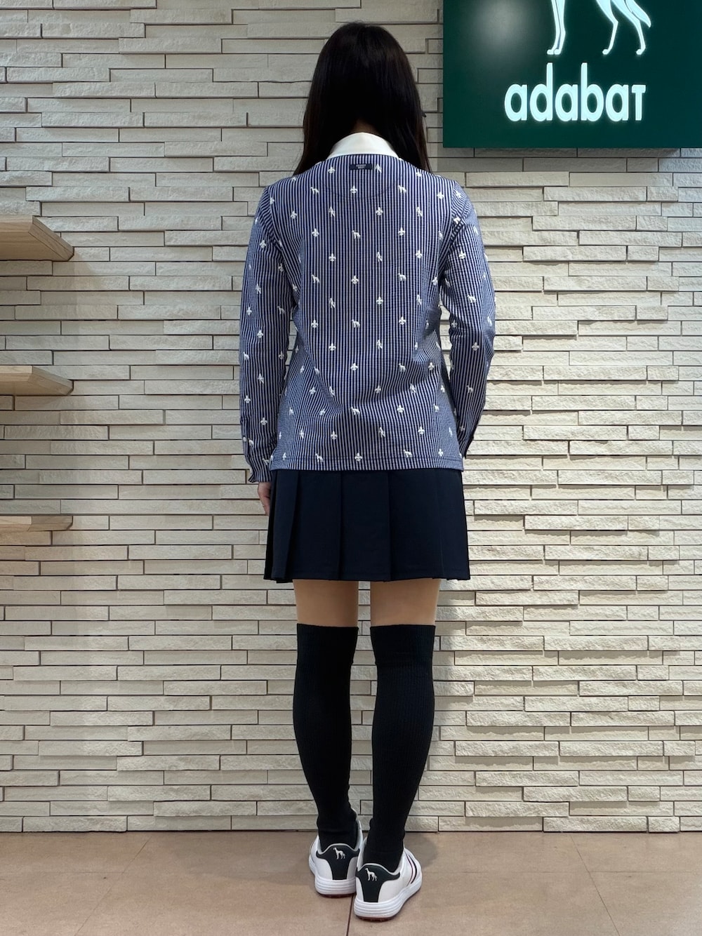 ホワイト系のTシャツ/カットソー、ブルー系のスカート、ブルー系のトートバッグを着用したレディースの夏コーディネートの3枚目の写真