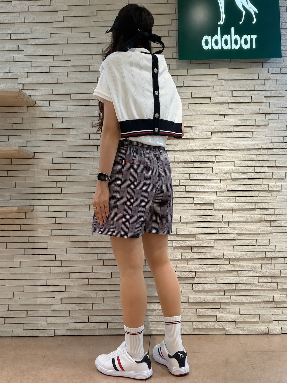 ホワイト系のポロシャツ、ホワイト系のカーディガン/ボレロ、グレー系のその他パンツを着用したレディースの夏コーディネートの3枚目の写真