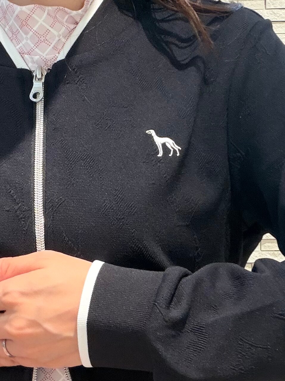 ブラック系のブルゾン、ピンク系のTシャツ/カットソー、ブラック系のスカートを着用したレディースの秋コーディネートの7枚目の写真