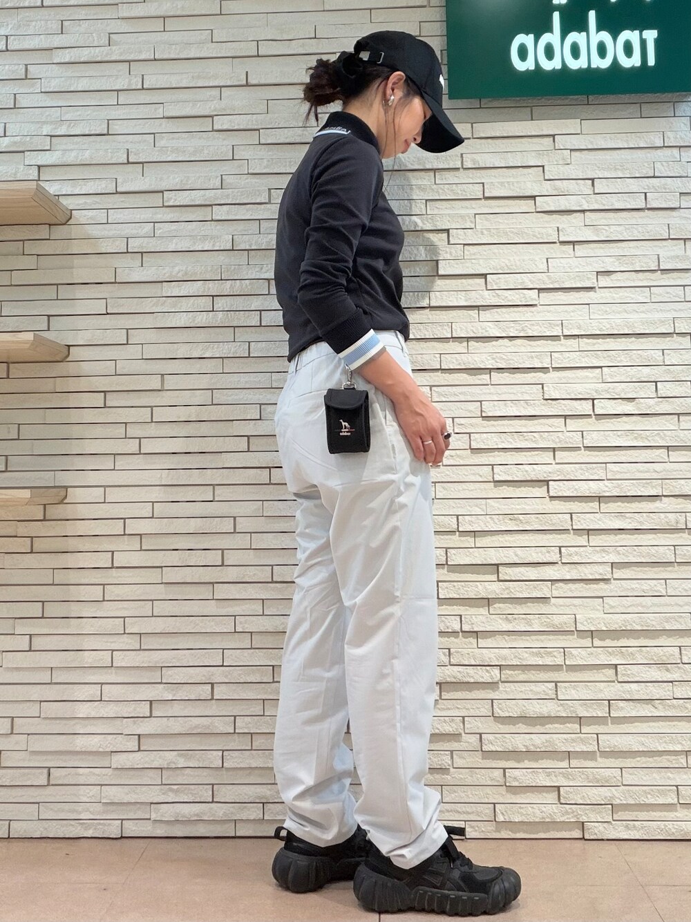 ブラック系のTシャツ/カットソー、グレー系のブルゾン、グレー系のその他パンツを着用したレディースの秋コーディネートの10枚目の写真