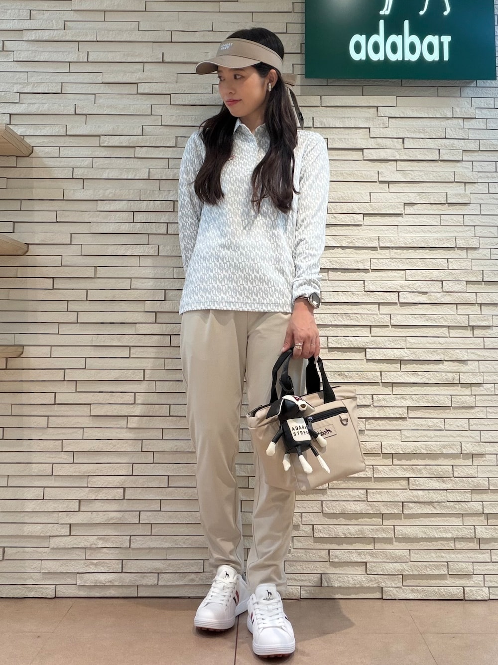 ベージュ系のその他パンツ、ベージュ系のハンドバッグ、ホワイト系のその他を着用したレディースの秋コーディネートの4枚目の写真